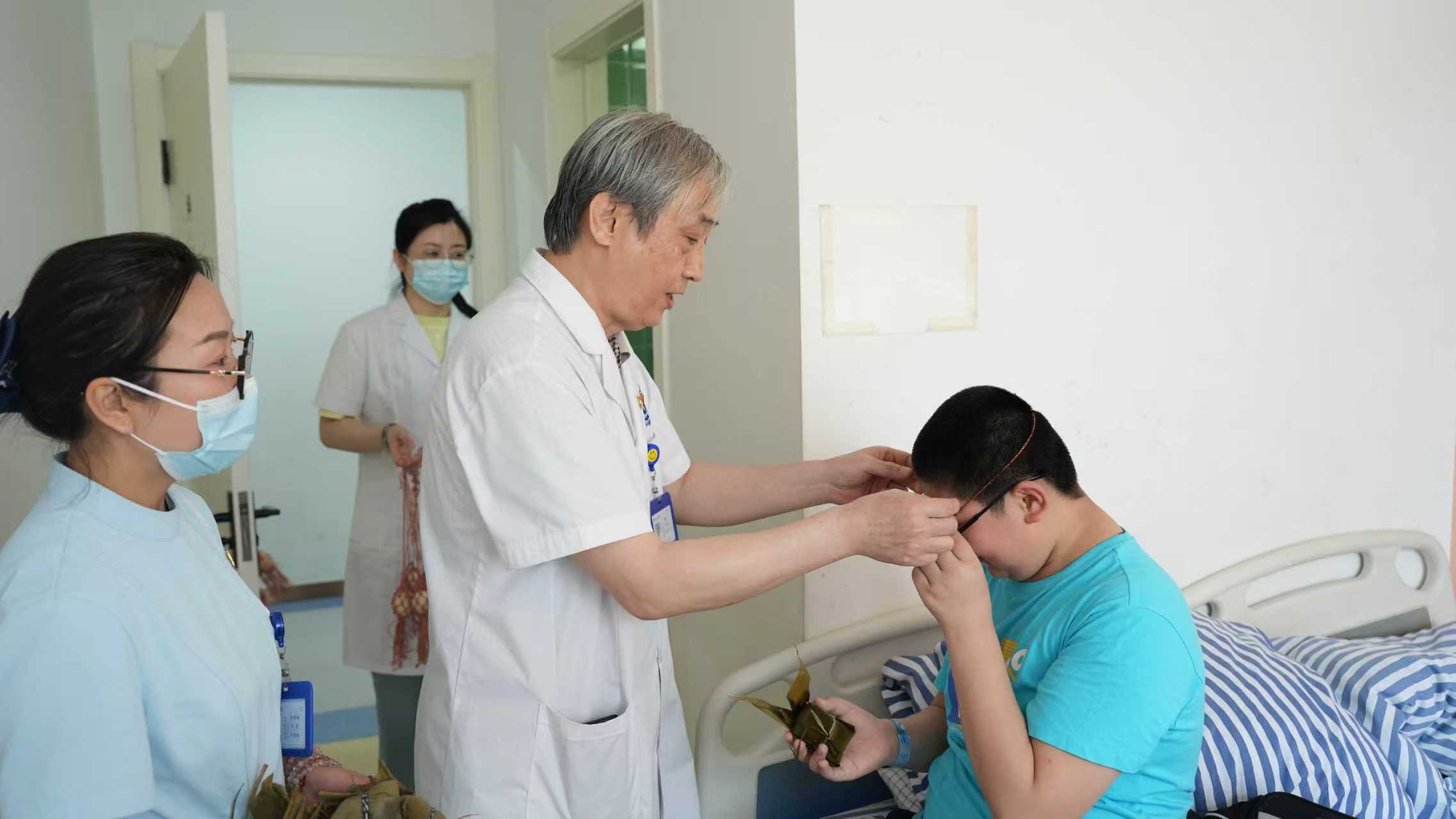 小孩多动症注意力不集中有哪些症状？哈尔滨中童儿童医院：这4点家长快自查