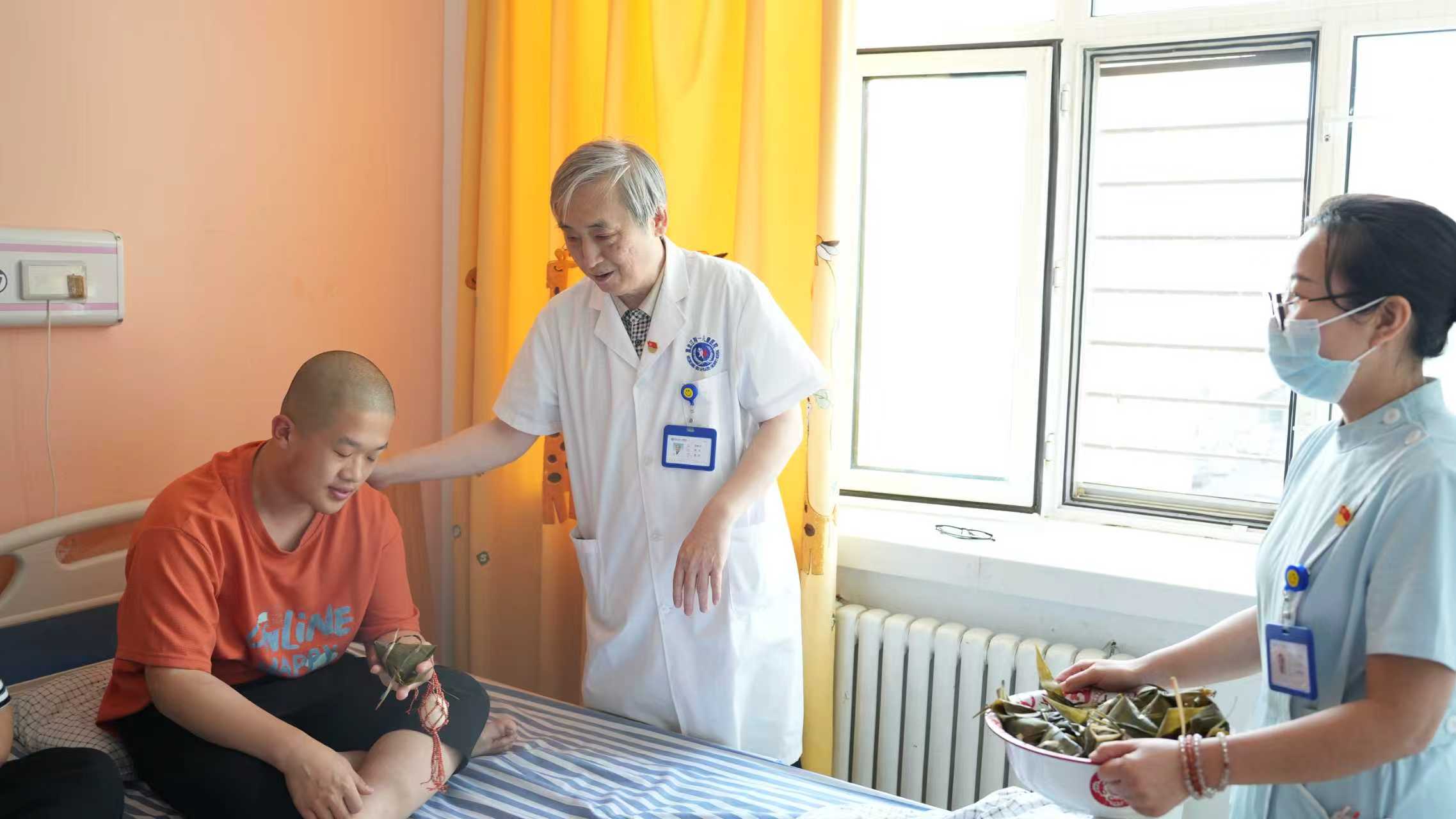 孩子矮小几岁能干预？哈尔滨中童儿童医院：别再信"晚长"这句话害了多少孩子了